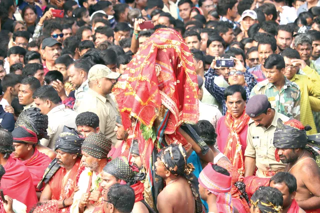 ମା’ ମାଣିକେଶ୍ୱରୀଙ୍କ ପୀଠରେ ବଳି : ରାଜପଥ ରକ୍ତରଞ୍ଜିତ, ପ୍ରଥା ଆଗରେ ମୁଣ୍ଡ ନୁଆଁଇଲା ପ୍ରଶାସନ