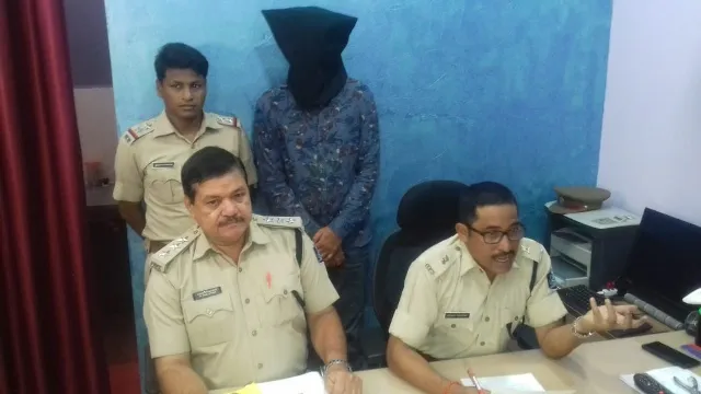 ପୁଲିସ ନାଁ ନେଇ ବାରମ୍ବାର ବିଚ୍‌ ରାସ୍ତାରେ ଭିଡ଼ ଭିତରେ ଅନାୟାସରେ ଚକ୍‌ମା ଦେଖାଇ ଲୁଟୁଥିବା ‘ଇରାନି’ ଗ୍ୟାଙ୍ଗ୍‌ ମୁଖିଆ ସିକନ୍ଦର ଗିରଫ