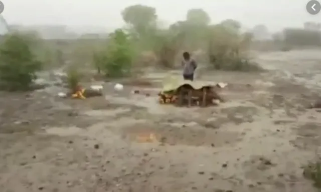 ପ୍ରବଳ ବର୍ଷାରେ ଭୁୁଶୁଡି ଗଲା ଘର,ପାଣିରେ ଭାସିଗଲା ଆସବାବପତ୍ର, ଏବେ ଶ୍ମଶାନରେ ରହୁଛନ୍ତି ବାପା-ପୁଅ