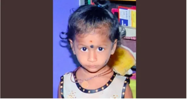 ବାପା-ମା’ ବୋରୱେଲରେ ଖସି ପଡ଼ି ଥିବା ସୁଜିତର ଉଦ୍ଧାର କାର୍ଯ୍ୟ ଦେଖୁଥିବା ବେଳେ ପାଣିକୁଣ୍ଡରେ ବୁଡ଼ି ଜୀବନ ହରାଇଲା ୩ବର୍ଷ ଶିଶୁ