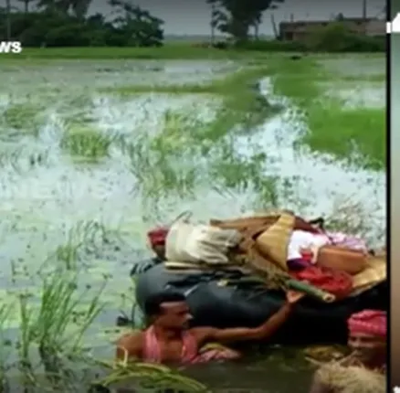 ୬ଦିନ ଧରି ଲଗାଣ ବର୍ଷା ହେତୁ ପାଣି ଘେରରେ ଗାଁ, ଟ୍ୟୁବରେ ବାନ୍ଧି ଶବକୁ ଶ୍ମଶାନ ଆଣିଲେ ପରିବାରଲୋକେ