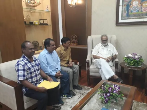 ଚୀନ ସାମଗ୍ରୀକୁ ନେଇ ପ୍ରଧାନମନ୍ତ୍ରୀଙ୍କ ଉଦ୍ଦେଶ୍ୟରେ ରାଜ୍ୟପାଳଙ୍କୁ ସ୍ମାରକ ପତ୍ର ଦେଲା ସ୍ବଦେଶୀ ଜାଗରଣ ମଂଚ