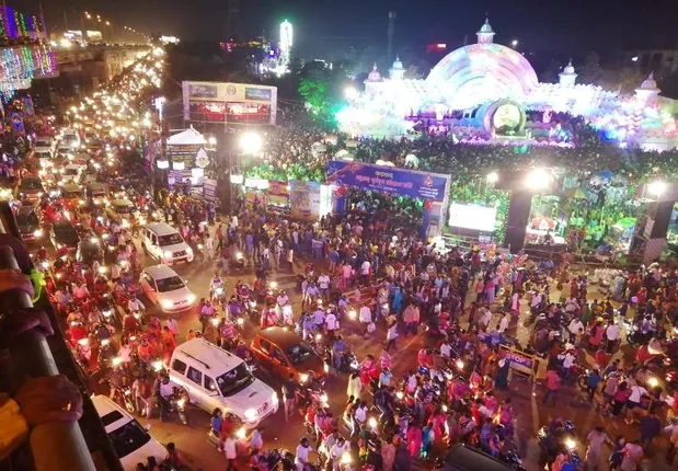 ଦଶହରାରେ ଦେବୀଙ୍କ ପୂଜା ମଣ୍ଡପରେ ଶ୍ରଦ୍ଧାଳୁଙ୍କ ଗହଳି, ମୁଖ୍ୟ ରାସ୍ତାରେ ପ୍ରବଳ ଭିଡ଼, ମା’ଙ୍କ ବିଦାୟ ପାଇଁ ପ୍ରସ୍ତୁତି ଜାରି