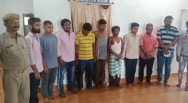 ଜୁଆ ଆଡ୍ଡାଉପରେ ଚଢାଉ ବେଳେ ପୁଲିସକୁ ଆକ୍ରମଣ, ଭାଙ୍ଗିଲେ ପୁଲିସ ଗାଡ଼ି,ଏସଆଇ ଆହତ