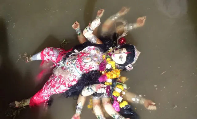 ମା’ ନେଲେ ବିଦାୟ...। (ଫଟୋ: ମନୋଜ ବିଶ୍ୱାଳ, ବାଲେଶ୍ୱର)