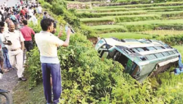 ମାର୍ଲବା ଘାଟିରେ ଓଲଟିଲା ବସ୍‌, ୫୨ ଆହତ, ୪ ଗୁରୁତର