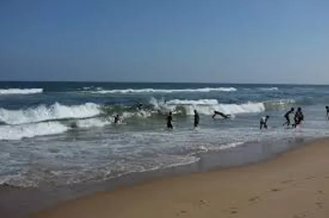 ସମୁଦ୍ରରେ ଭାସି ଯାଉଥିବା ୪ ଜଣ ପର୍ଯ୍ୟଟକଙ୍କୁ ଉଦ୍ଧାର କଲେ ଲାଇଫଗାର୍ଡ