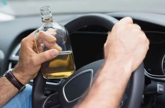 ଲକ୍‌ଡାଉନ୍‌ରେ ରାସ୍ତାରେ ମଦ ପିଇ ଧରାପଡ଼ିଲେ ୪ ସାଙ୍ଗ