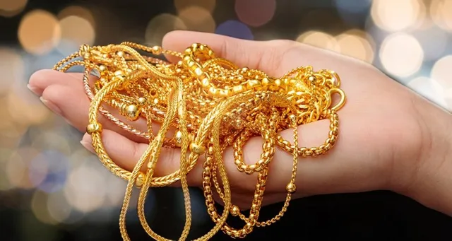 ସଫାକରିବା ବାହାନାରେ ସୁନା ଅଳଙ୍କାର ଲୁଟ