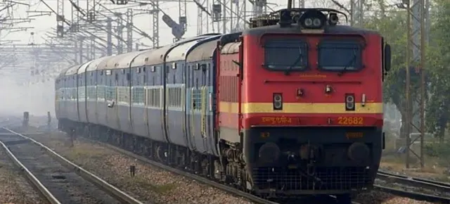 ମୋବାଇଲ ନେଟୱାର୍କ ନଥିବାରୁ ଅଢେଇ ଘଣ୍ଟା ଧରି ଜଙ୍ଗଲ ରାସ୍ତାରେ ଅଟକି ରହିଲା ହୀରାଖଣ୍ଡ ଏକ୍ସପ୍ରେସ୍!