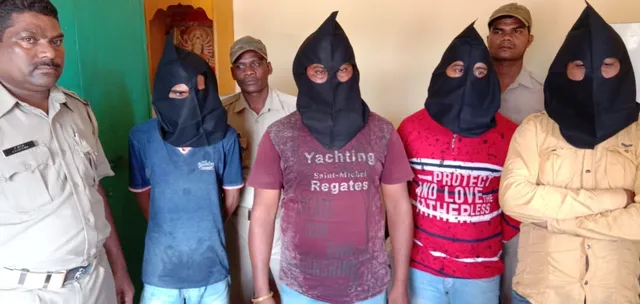 ଗୁଳିକୁ ଖାତିର ନକରି ୪ ଡ଼କାୟତଙ୍କୁ ଧରିଲା ପୁଲିସ, ପିସ୍ତଲ ଓ ଭୁଜାଲି ଜବତ