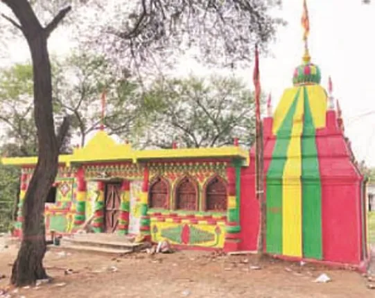 ନିଆଁରେ ସାରା ଅଞ୍ଚଳ ଜଳୁଥିବାବେଳେ ମନ୍ଦିରକୁ ସୁରକ୍ଷା ଦେଲେ ମୁସଲିମ ସମ୍ପ୍ରଦାୟ