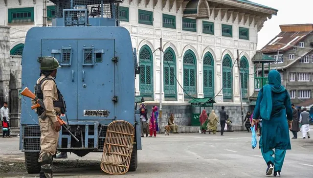 କଶ୍ମୀର ସମ୍ବନ୍ଧରେ କେନ୍ଦ୍ର ସରକାରଙ୍କୁ ପଚାରିଲେ ସୁପ୍ରିମ୍‌ କୋର୍ଟ- କେତେ ଦିନ କଟକଣା ଚାହୁଁଛ?