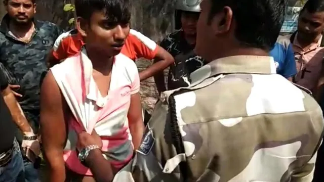 ଖଣ୍ଡଗିରି ଥାନା ଅଞ୍ଚଳରେ ମୋବାଇଲ ଚୋରକୁ ଧରି ଛେଚିଲେ ଲୋକେ ( ଫଟୋ: ବିଭୂତି)