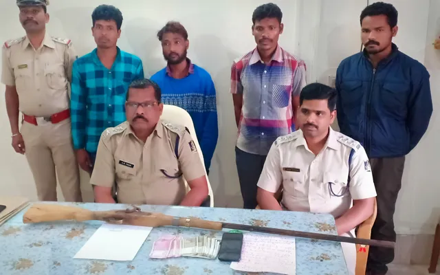 ନକ୍ସଲ ନାରେ ସରପଞ୍ଚଙ୍କ ଠାରୁ ଆଦାୟ କରିଥିଲେ ୫୦ ହଜାର ଟଙ୍କା, ୪ ନକଲି ନକ୍ସଲ ଗିରଫ