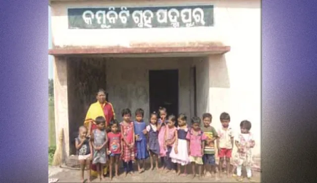 ବିପଦସଂକୁଳ ଅବସ୍ଥାରେ ପଦ୍ମପୁର ଅଙ୍ଗନୱାଡ଼ି କେନ୍ଦ୍ର : ଗ୍ରାମରୁ ଅଧା କିଲୋମିଟର ଦୂର କମ୍ୟୁନିଟି ଗୃହକୁ ପାଠ ପଢିବାକୁ ଯାଉଛନ୍ତି କୋମଳମତି ଛାତ୍ରଛାତ୍ରୀ, ଅଭିଭାବକ ମହଲରେ ତୀବ୍ର ଅସନ୍ତୋଷ