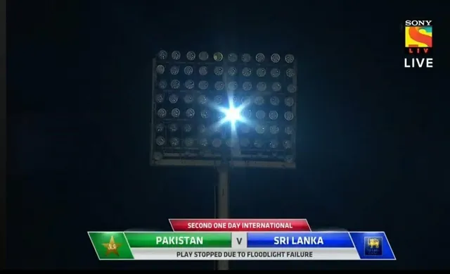 ଅବ୍ୟବସ୍ଥା ମଧ୍ୟରେ ଚାଲିଛି ଶ୍ରୀଲଙ୍କାର ପାକିସ୍ତାନ ଗସ୍ତ, ମ୍ୟାଚ ଚାଲିଥିବା ବେଳେ ଅଧଘଣ୍ଟା ଲିଭିଗଲା ଫ୍ଲଡଲାଇଟ୍‌