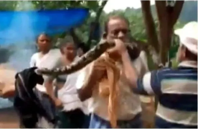 ଉଦ୍ଧାର କରାଯିବା ପରେ ଶ୍ରମିକଙ୍କ ବେକରେ ଗୁଡ଼ାଇ ହୋଇଗଲା ଅଜଗର ସାପ, ଭିଡିଓରେ ଦେଖନ୍ତୁ ତା’ ପରର ଦୃଶ୍ୟ