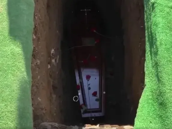 କଫିନ୍‌ ଭିତରୁ ଶୁଭିଲା ମୃତ ବ୍ୟକ୍ତିଙ୍କ ସ୍ୱର! ମୋତେ ପଦାକୁ ବାହାର କର, ଭିତରେ ବହୁତ ଅନ୍ଧାର...