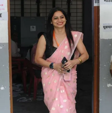 ପୁଣି ଚର୍ଚ୍ଚାକୁ ଆସିଲେ ମହିଳା ପୁଲିଂ ଅଫସର, ମତଦାତା ସେଲଫି ନେବାକୁ ଲଗାଇଥିଲେ ଭିଡ