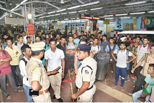 ରାତି ଅଧରେ ଭୁବନେଶ୍ବର ଷ୍ଟେସନ୍‌ରେ ତୁମୁଳକାଣ୍ଡ : ପୁଣି ଉତ୍ପାତ କଲେ ସହସ୍ରାଧିକ ସେନା ପରୀକ୍ଷାର୍ଥୀ