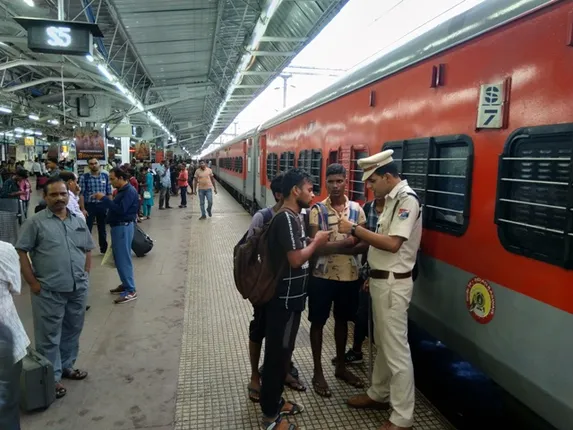 ଉତ୍ପାତ ପରେ ଚେତିଲେ : ଭୁବନେଶ୍ୱରରେ ସେନା ନିଯୁକ୍ତି ର‍୍ୟାଲି ନ କରିବାକୁ କମିସନରଙ୍କ ଚିଠି, ଷ୍ଟେସନରେ ୩ ପ୍ଲାଟୁନ୍‌ ଫୋର୍ସ ମୁତୟନ