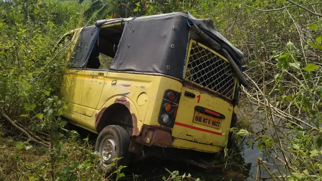 ପୋଖରୀ ମଧ୍ୟକୁ ସ୍କୁଲ୍‌ ଭ୍ୟାନ୍‌ ଖସିବାରୁ ମୃତ୍ୟୁ ମୁଖରୁ ଅଳ୍ପକେ ବର୍ତ୍ତିଲେ ଛାତ୍ରଛାତ୍ରୀ