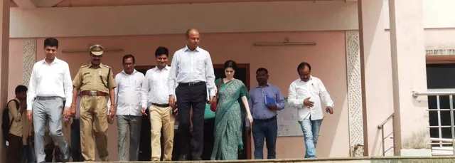 ଦେବଗଡ଼ ଜିଲ୍ଲା ମୁଖ୍ୟ ଚିକିତ୍ସାଳୟରେ ରୋଗୀଙ୍କସହ ଆଲୋଚନା କଲେ ୫ଟି ସଚିବ ଭି.କେ. ପାଣ୍ଡିଆନ