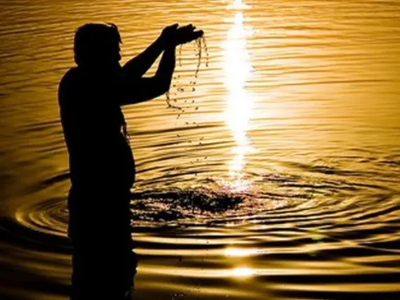 କାର୍ତ୍ତିକରେ ସକାଳୁଆ ସ୍ନାନ କାହିଁକି ଶରୀର ଲାଗି ଉପକାରୀ? କାହିଁକି ନଦୀ, ପୁଷ୍କରିଣୀ ଓ କୂପ ଜଳରେ ଥାଏ ଔଷଧୀୟ ଗୁଣ