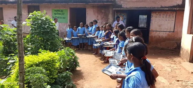 ସେବାଶ୍ରମ ବିଦ୍ୟାଳୟରେ ଅନ୍ତେବାସୀଙ୍କୁ ଖାଦ୍ୟ ନିଅଣ୍ଟ ଘଟଣା, ୩ ଜଣ ଶିକ୍ଷକଙ୍କୁ ନିଲମ୍ବନ କଲେ ଜିଲ୍ଲାପାଳ