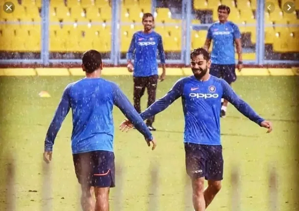 ସିଲି ପଏଣ୍ଟ : ଚର୍ଚ୍ଚାରେ ଧୋନି-କୋହଲି ଫଟୋ