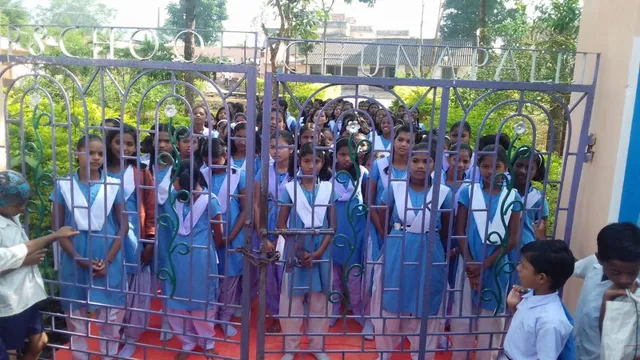 ଦୁଇ ଶିକ୍ଷୟତ୍ରୀ ମାଡ଼ ମାରୁଥିବା ଅଭିଯୋଗରେ ରାଇକିଆ କସ୍ତୁରବା ବାଳିକା ବିଦ୍ୟାଳୟରେ ଛାତ୍ରୀ ଫାଟକରେ ପକାଇଲେ ତାଲା