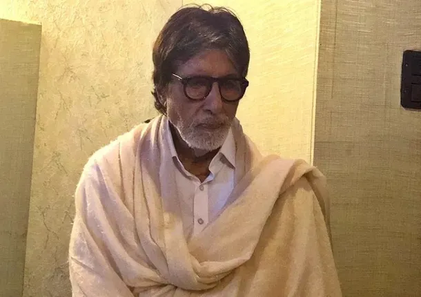 ଡାକ୍ତରଖାନାରୁ ନିଜର ଫଟୋ ସେୟାର କଲେ ବିଗ୍ ବି, ସ୍ବାସ୍ଥ୍ୟାବସ୍ଥା ଦେଖି ଚିନ୍ତାରେ ପ୍ରଶଂସକ