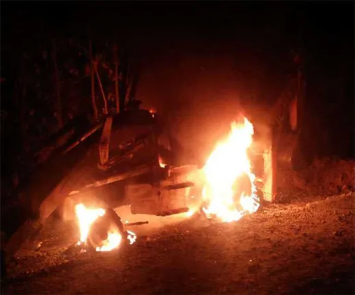 ଶତାଧିକ ନକ୍ସଲ ଏକତ୍ର : ଜେସିବି ସମେତ ୯ଟି ଗାଡ଼ିରେ ଲଗାଇଲେ ନିଆଁ