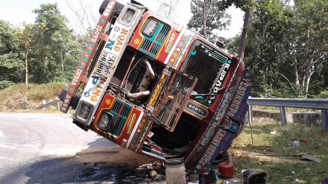 କଳିଙ୍ଗା ଘାଟୀରେ ଭାରସାମ୍ୟ ହରାଇ ଓଲଟିଲା ଟ୍ରକ, ଚାଳକ-ହେଲପର ସୁରକ୍ଷିତ