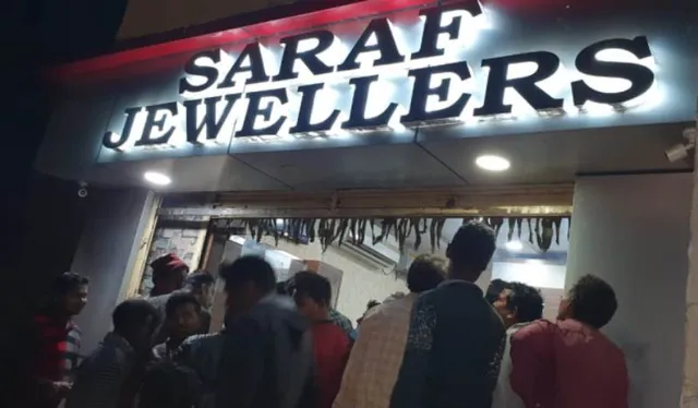 ଦୋକାନରୁ ୩ ରାଉଣ୍ଡ ଫାଙ୍କା ଗୁଳି ଚାଳନା କରି ଗହଣା ଲୁଟିନେଲେ ଦୁଇ ଲୁଟେରା