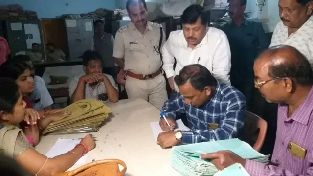 ସ୍ମିତାରାଣୀ ରହସ୍ୟଜନକ ମୃତ୍ୟୁ ଘଟଣାକୁ ମାସେ : ଅଫିସ, ସରକାରୀ ବାସଭବନ ତାଲା ଭାଙ୍ଗିଲା ପ୍ରଶାସନ, ସରକାରୀ କାଗଜପତ୍ର ଜବତ