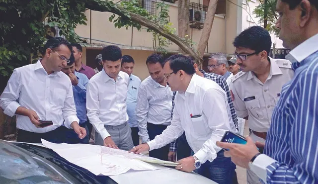 ଭୋର ୫ଟା: ଏସ୍‌ସିବିରେ ‘୫-ଟି’ ସଚିବ, ଭିତ୍ତିଭୂମି ଯାଞ୍ଚ; ଅଧିକାରୀଙ୍କ ସହ ରୁଦ୍ଧଦ୍ବାର ଆଲୋଚନା