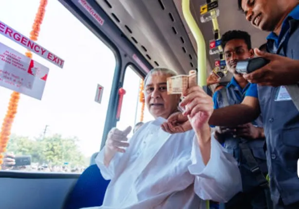 ‘ମୋ ବସ୍‌’ରେ ଏୟାରପୋର୍ଟ ଛକରୁ ଜୟଦେବ ଭବନ ଗଲେ ମୁଖ୍ୟମନ୍ତ୍ରୀ: ସାଧାରଣ ଯାତ୍ରୀଙ୍କ ଭଳି ଟିକେଟ କାଟିଲେ, ସହଯାତ୍ରୀଙ୍କ ସହ କଥା ହେଲେ