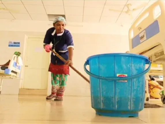 ବନ୍ଧୁକ ବଦଳରେ ଡାକ୍ତରଖାନା ସଫେଇ କରୁଛନ୍ତି ଦୁଇ ଜଣ ମାଓନେତ୍ରୀ