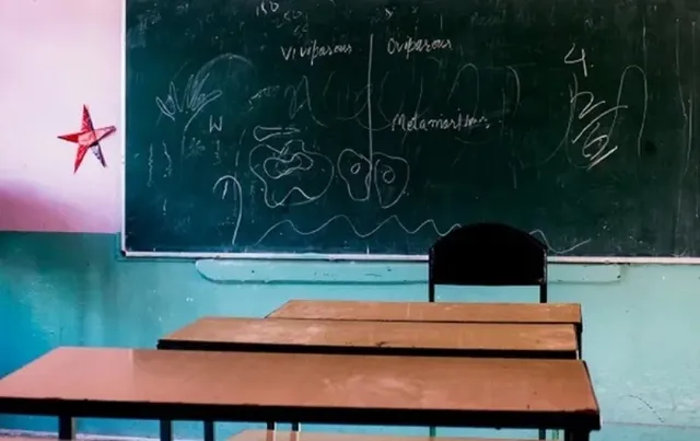 ସ୍କୁଲରେ ନିଜର ଇଚ୍ଛା ପୁରଣ କରିବା ପାଇଁ ଛାତ୍ର-ଛାତ୍ରୀଙ୍କୁ ଶାରୀରିକ ସଂପର୍କ ରଖିବାକୁ ବାଧ୍ୟ କରୁଥିଲେ ଶିକ୍ଷକ, ଏଭଳି ସାମ୍ନାକୁ ଆସିଲା ଘଟଣା