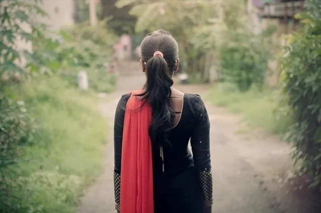 ଶୋଇଥିବା ବେଳେ ଅସଦାଚରଣ ଉଦ୍ୟମ କରୁଥିଲା ଯୁବକ, ଚଳନ୍ତା ଟ୍ରେନରେ ଅଭିଯୁକ୍ତକୁ ଧରି ପୁଲିସ ହାତରେ ଦେଲେ ଯୁବତୀ