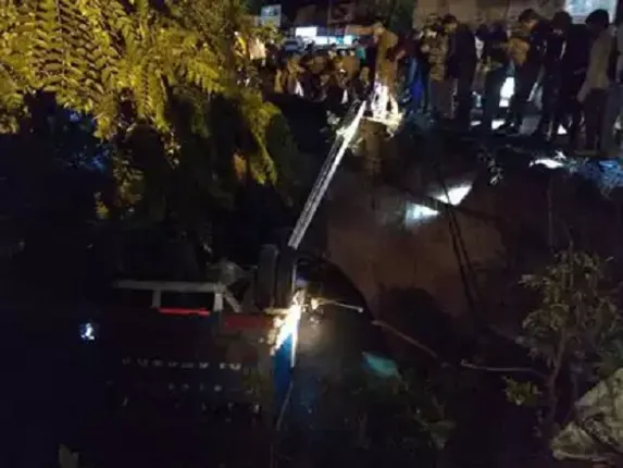 ନିଜ ଜୀବନକୁ ବାଜି ଲଗାଇ ଟ୍ରକ ଚାଳକଙ୍କ ଜୀବନ ରକ୍ଷା କଲେ ଦୁଇ ଯବାନ