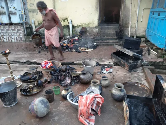 ଆରଡିସ୍ଥିତ ବାବା ଆଖଣ୍ଡଳମଣିଙ୍କ ଭଣ୍ଡାର ଘରେ ନିଆଁ ଲାଗି ପୋଡ଼ିଗଲା ପୂଜା ସାମଗ୍ରୀ