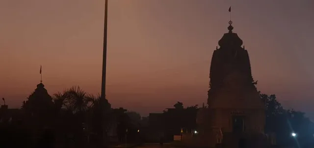 ଅସ୍ତଗାମୀ ସୂର୍ଯ୍ୟର ଲୋହିତ ପରଦା ଉପରେ ଦେବାଳୟ। (ଫଟୋ: ସୁଜିତ, ନାଲକୋନଗର)