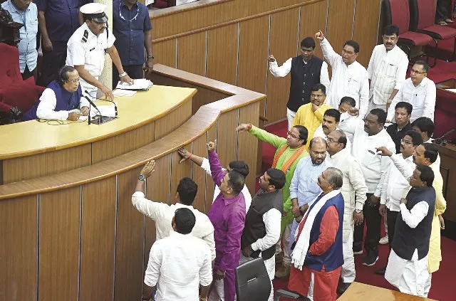 ସ୍ମିତାରାଣୀ ମୃତ୍ୟୁ ପ୍ରସଙ୍ଗ ବିରୋଧରେ ମାତିଲେ ବିରୋଧୀ : ମୁଖ୍ୟ ବିରୋଧୀ ଦଳକୁ ଛାଡ଼ି ମୁଲତବୀ ଆଲୋଚନା