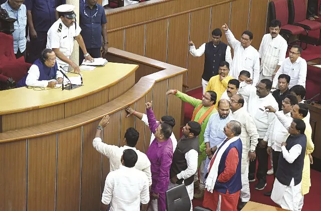 ସ୍ମିତାରାଣୀ ବିଶ୍ବାଳଙ୍କ ରହସ୍ୟଜନକ ମୃତ୍ୟୁ ପ୍ରସଙ୍ଗରେ ବିଧାନସଭାରେ ଝଡ଼, କମ୍ପିଲେ ବିରୋଧୀ