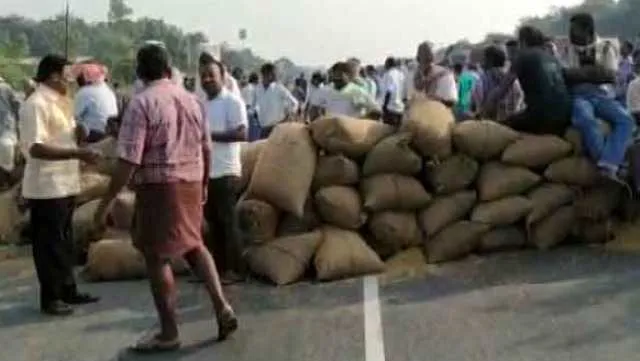 ବରଗଡ଼ ଜିଲ୍ଲାର ଗୋଡ଼ଭଗାଠାରେ ୫୩ ନଂ ଜାତୀୟ ରାଜପଥରେ ଧାନବସ୍ତା ରଖି ରାସ୍ତା ଅବରୋଧ କରିଲେ ଚାଷୀ