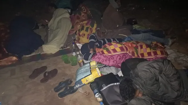 ଭୁବନେଶ୍ୱର: ପରିବହନ କାର୍ଯ୍ୟାଳୟ ଆଗରେ ଲର୍ଣ୍ଣିଂ ଲାଇସେନ୍‌ସ ପାଇଁ ରାତିରେ ଶୋଇଲେ ଲୋକେ। (ଫଟୋ: ବିଭୂତି)