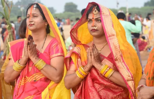 ଛଟ ପର୍ବ: କୁଆଖାଇ ନଦୀରେ ୨ ମହିଳାଙ୍କ ସୂର୍ଯ୍ୟ ପୂଜା। (ଫଟୋ: ବିଭୂତି, ଭୁବନେଶ୍ୱର)